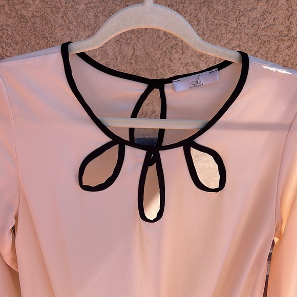 Keyhole Blouse - Picture 4 of 5